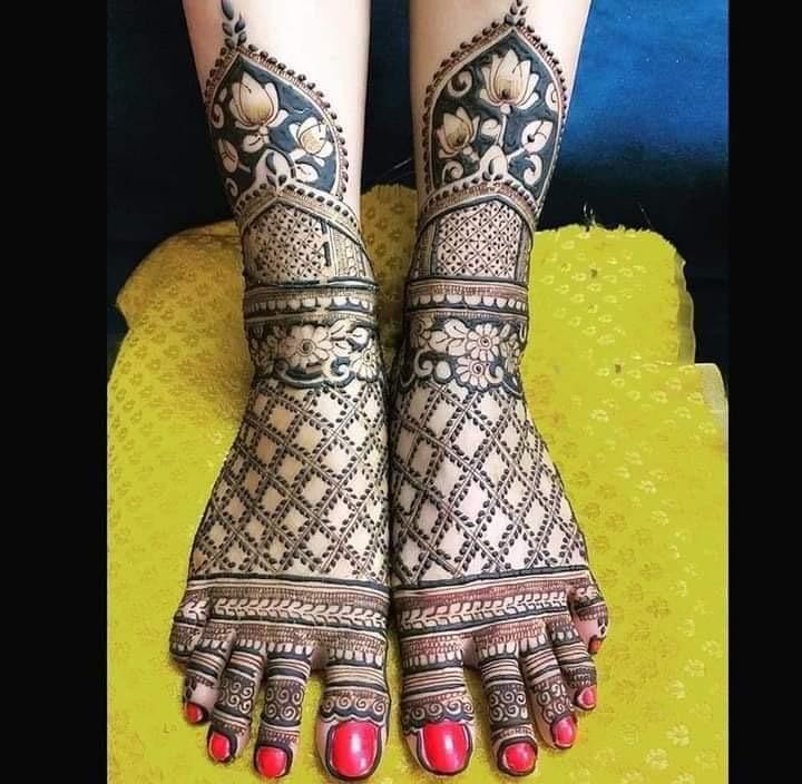 Indian bride mehndi hands with jewellery — Vizag work 2